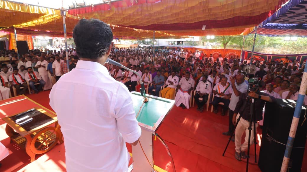 Anbil_Mahesh's tweet photo. திருச்சி(தெ) மாவட்டத்திற்கு உட்பட்ட திருச்சி கிழக்கு சட்டமன்றத் தொகுதியின் மதச்சார்பற்ற முற்போக்குக் கூட்டணிக் கட்சிகளின் செயல்வீரர்கள் கூட்டத்தை எழுச்சியோடு நடத்தினோம்.

கழக முதன்மைச் செயலாளர் அண்ணன் @KN_NEHRU அவர்கள் பங்கேற்று மேலான ஆலோசனைகளை வழங்கினார். 'எப்போதும் மக்களுடன் களத்தில் சேவையாற்றும் நம் கூட்டணியின் செயல்வீரர்கள் அனைவரும் இணைந்து மாபெரும் வெற்றியை மீண்டும் பதிவு செய்வோம்' என உறுதியேற்றோம்.

#TrichyEast
#DravidianModel2pointO
#VoteForDMK
#ஸ்டாலின்_தொடரட்டும் 
#தமிழ்நாடு_வெல்லட்டும்