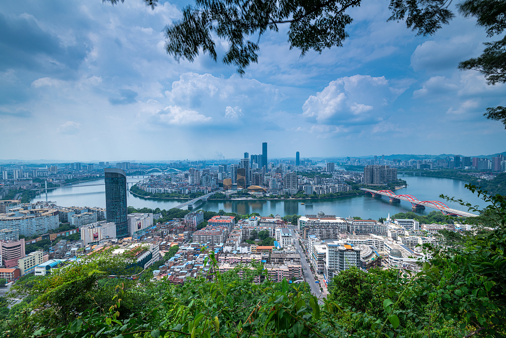 CRIGerman1's tweet image. Chinas Städte setzen auf mehr Grün: Über 43 % Begrünungsquote und 15,9 m² Parkfläche pro Kopf. Tausende Pocket-Parks und Grünwege machen Natur zum festen Bestandteil des urbanen Alltags.
german.cgtn.com/2026/04/02/ART… #yanlun #AIPL #zhengcheng #sixiang #shisiwu #shiwuwu