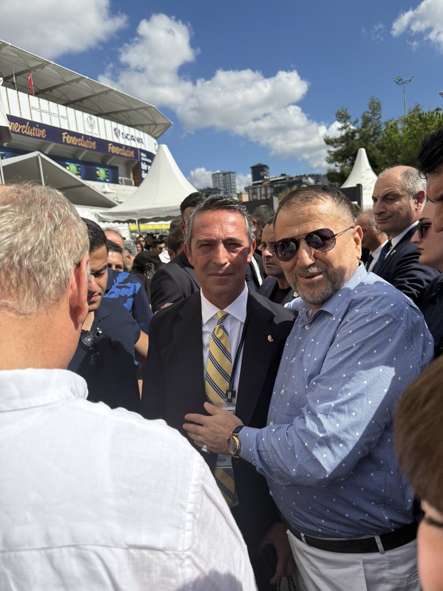 ACamekan's tweet photo. Doğum günün kutlu olsun BAŞKANIM💛💙🇺🇦🇹🇷
RABBİM gönlüne göre versin inşALLAH.
Kalpler beraber 💛💙@AliYiIdirimKOC @Fenerbahce 
#FenerbahçeBirYaşamdır
#AliKoç #kalplerberaber #2Nisan https://t.co/J9djOCJEnD