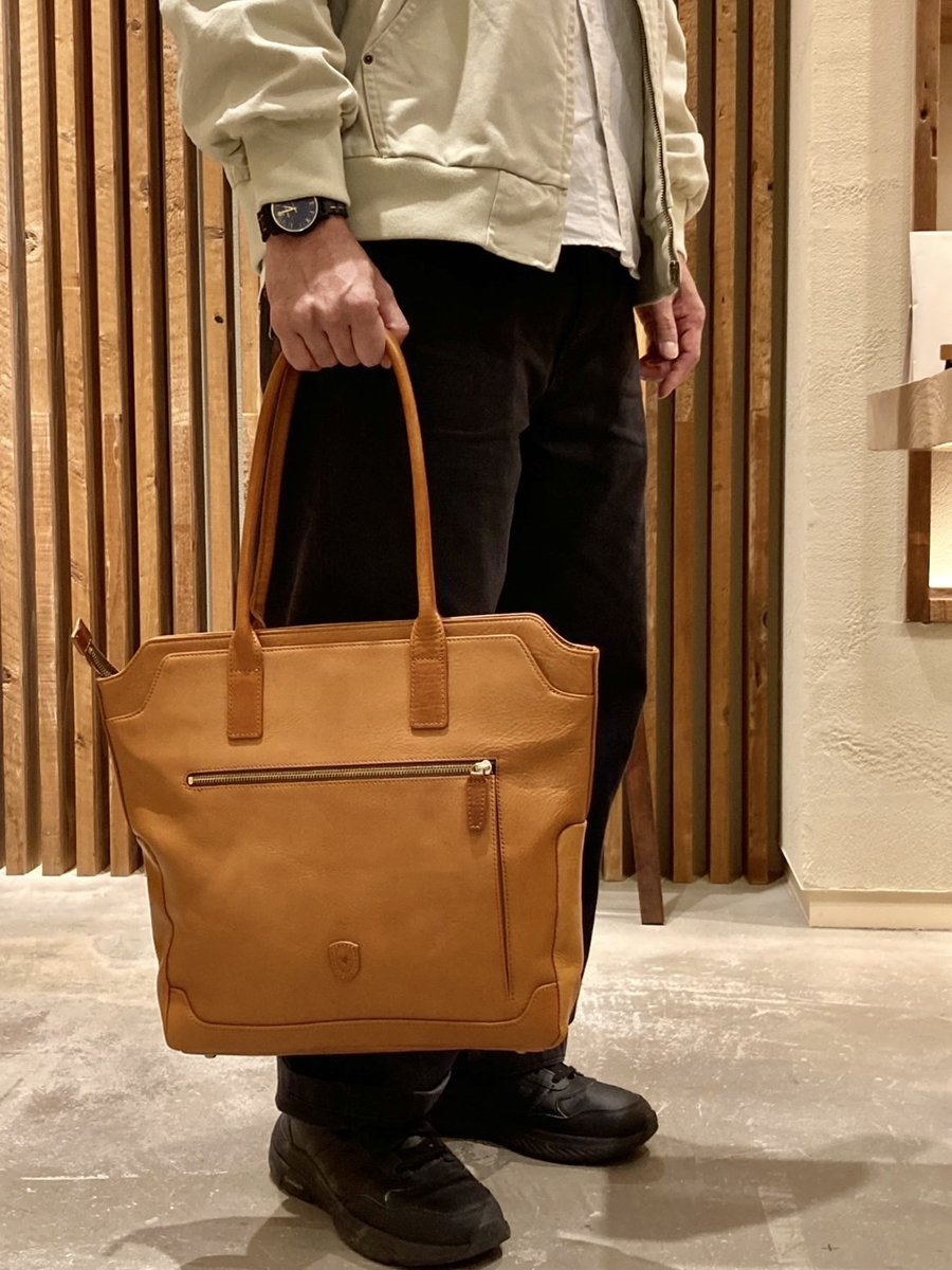 sot_store's tweet image. ／
📢東京新丸ビル店
＼

廃盤モデルのご紹介です！
LUKEレザーシリーズより、ファスナートートバッグが入荷致しました！
既存のモデルよりも大きいサイズになりますが、薄マチのため非常にスマートな仕上がりです。
数に限りがございますので、詳しくは東京店へお問い合わせください！

#sot #bag