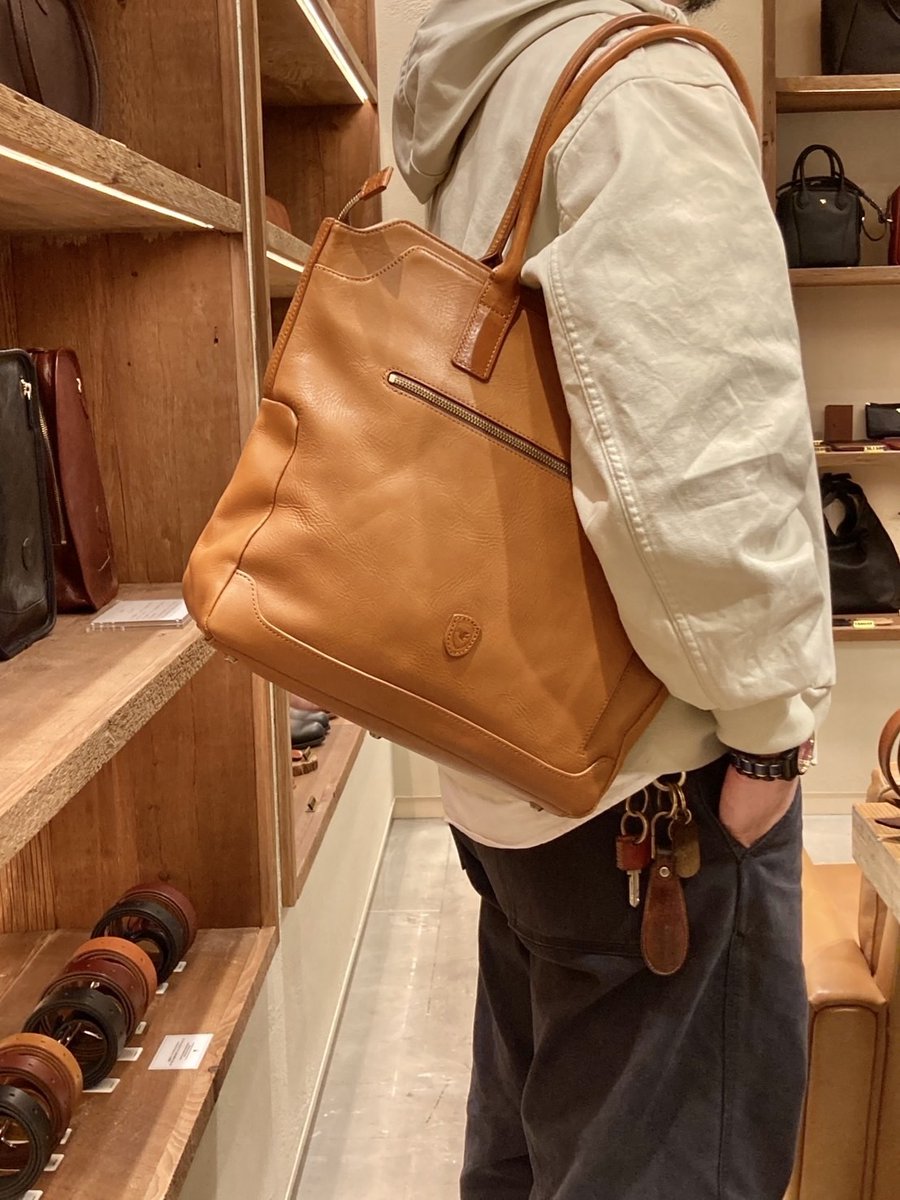 sot_store's tweet image. ／
📢東京新丸ビル店
＼

廃盤モデルのご紹介です！
LUKEレザーシリーズより、ファスナートートバッグが入荷致しました！
既存のモデルよりも大きいサイズになりますが、薄マチのため非常にスマートな仕上がりです。
数に限りがございますので、詳しくは東京店へお問い合わせください！

#sot #bag
