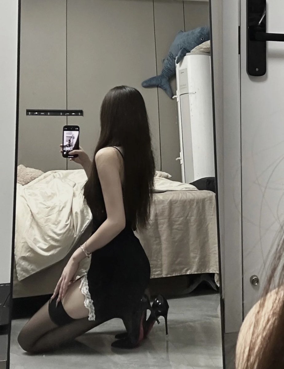 hhhhvv1v's tweet photo. 트친이 보내준 옷 입고 사진 찍기 ㅋㅋ
#만남  #오프    #맘눌뎀 https://t.co/tE3b5JXNos