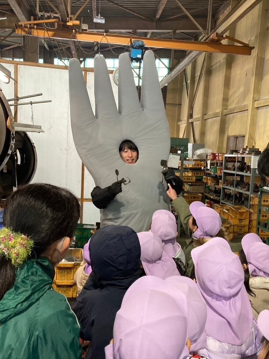 koubafes's tweet photo. 【工場の祭典2026 実行委員長よりメッセージ】
2026年の燕三条 工場の祭典で、実行委員長を務めます、捧です。  

今年のテーマは「人が、ひらく。」  

工場をひらく。 
ものづくりをひらく。 
そして、人と地域の魅力をひらく。
  
現場に立つ人の表情も、 
仕事に向き合う熱量も、 
この地域にしかない風景として届けていきたいと思っています。  
2026年10月1日(木)〜4日(日)開催です。 
今年の工場の祭典も、ぜひ楽しみにしていてください。
  
#燕三条工場の祭典 　#燕三条 　#MakerScape