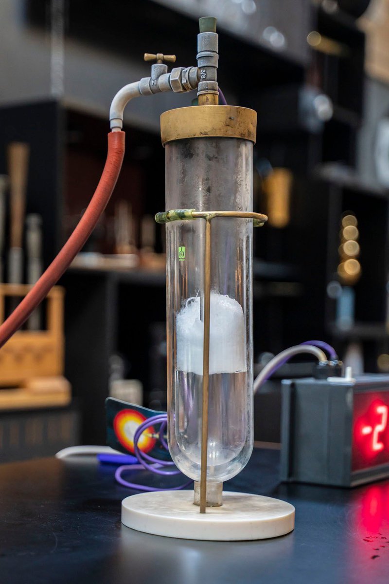 palaisdecouvert's tweet image. 💨 💧 ❄️  Découvrez "La matière dans tous ses états" à 15h40 samedi.
Des expériences pour se familiariser avec les notions de chaleur, température, pression et de changement d'état.
Dès 9 ans ⤵️
…terie-etincelles.palais-decouverte.fr/etincelles.htm…

#thermodynamique #Physique #Paris15