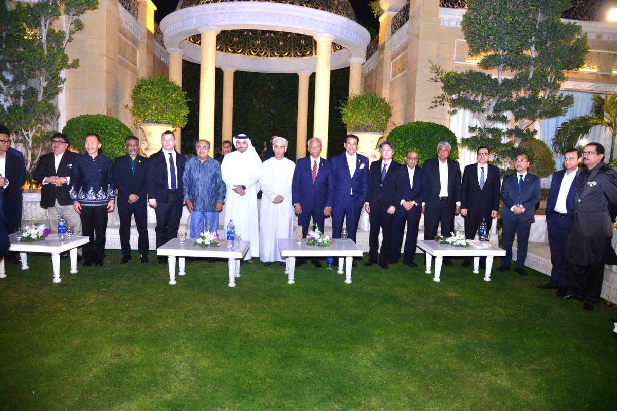 حضر سعادة القنصل العام (عميد السلك القنصلي) حفل العشاء الذي أقامه سعادة اشتياق بيج القنصل الفخري لمملكة المغرب في كراتشي على شرف معالي سيد نهال هاشمي حاكم إقليم السند