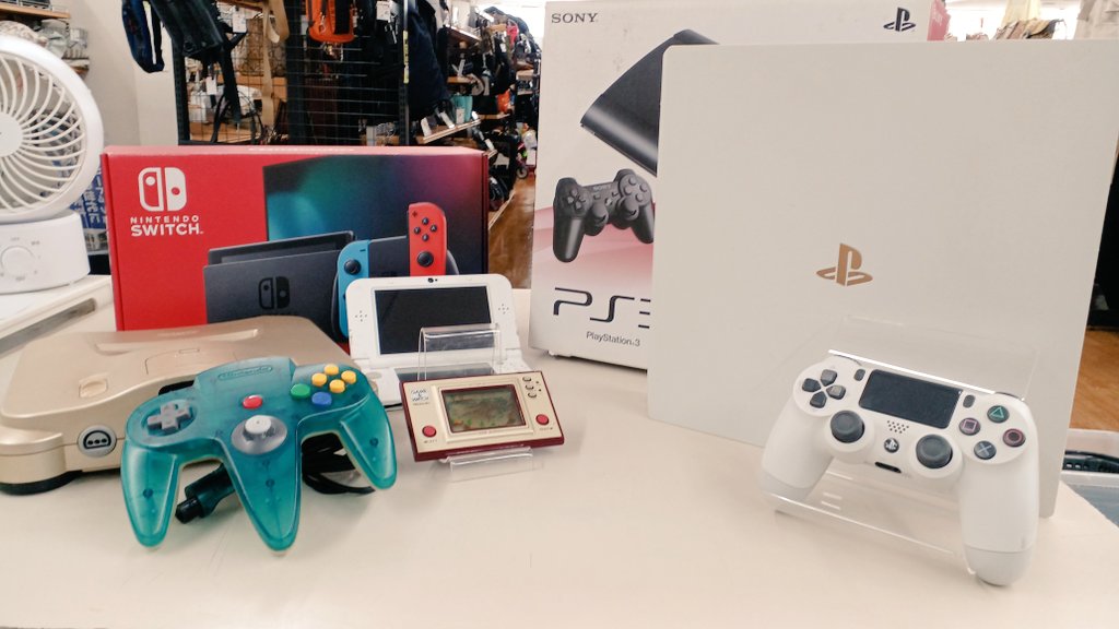 offhouse_kabe4's tweet photo. 🎮👾🎮当店では、新旧様々なゲーム機を取り揃えております！！！🎮👾🎮

🎮👾🎮ご興味のある方は是非！実際に足を運んでいただくか、オフモールをご覧ください！🎮👾🎮

🙈懐かしい"あの"記憶を一緒によみがえらせましょう...!🙊

#オフハウス　#オフモール　#レトロゲーム機　#ゲーム　#ゲーム機 https://t.co/PwoFVdqnME