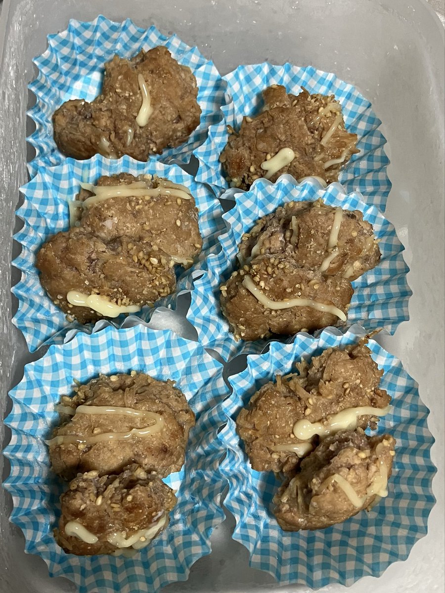 oukaranman2004's tweet photo. 家族の弁当おかず作り置き
料理始めて、「たまにお弁当作る」から
今のスタイルに変えてから約1ヶ月半。
母からリクエストがあり、カップの大きさを小さくして（お弁当に入るか？って心配があったそうな）
助言通り、ギュウギュウに詰めたらあら不思議！めっちゃ入る！！

←作り置き初期　今さっき→ https://t.co/vQJry1niQl
