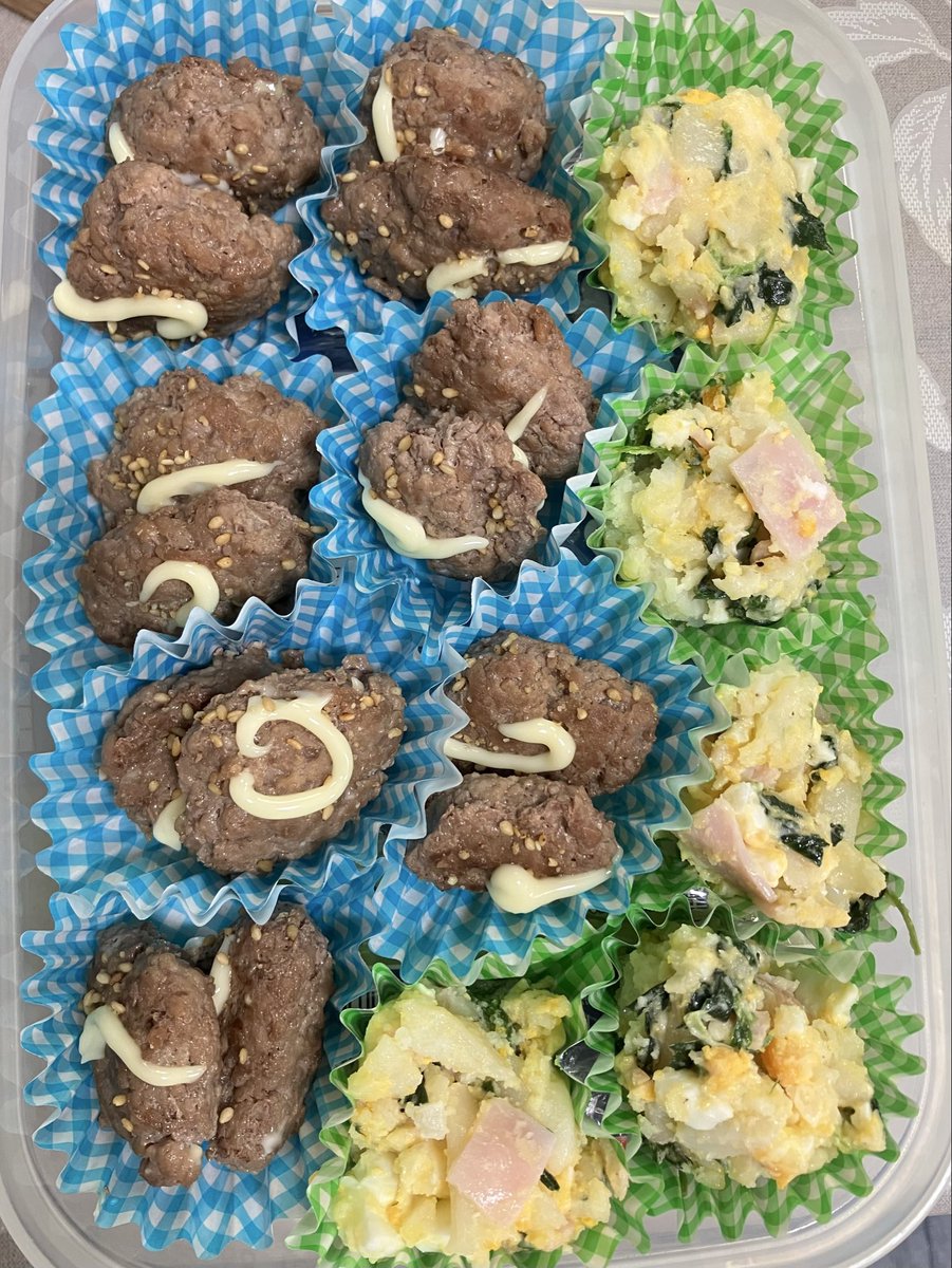 oukaranman2004's tweet photo. 家族の弁当おかず作り置き
料理始めて、「たまにお弁当作る」から
今のスタイルに変えてから約1ヶ月半。
母からリクエストがあり、カップの大きさを小さくして（お弁当に入るか？って心配があったそうな）
助言通り、ギュウギュウに詰めたらあら不思議！めっちゃ入る！！

←作り置き初期　今さっき→ https://t.co/vQJry1niQl