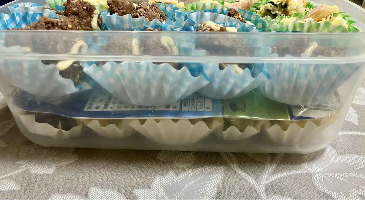 oukaranman2004's tweet photo. 家族の弁当おかず作り置き
料理始めて、「たまにお弁当作る」から
今のスタイルに変えてから約1ヶ月半。
母からリクエストがあり、カップの大きさを小さくして（お弁当に入るか？って心配があったそうな）
助言通り、ギュウギュウに詰めたらあら不思議！めっちゃ入る！！

←作り置き初期　今さっき→ https://t.co/vQJry1niQl
