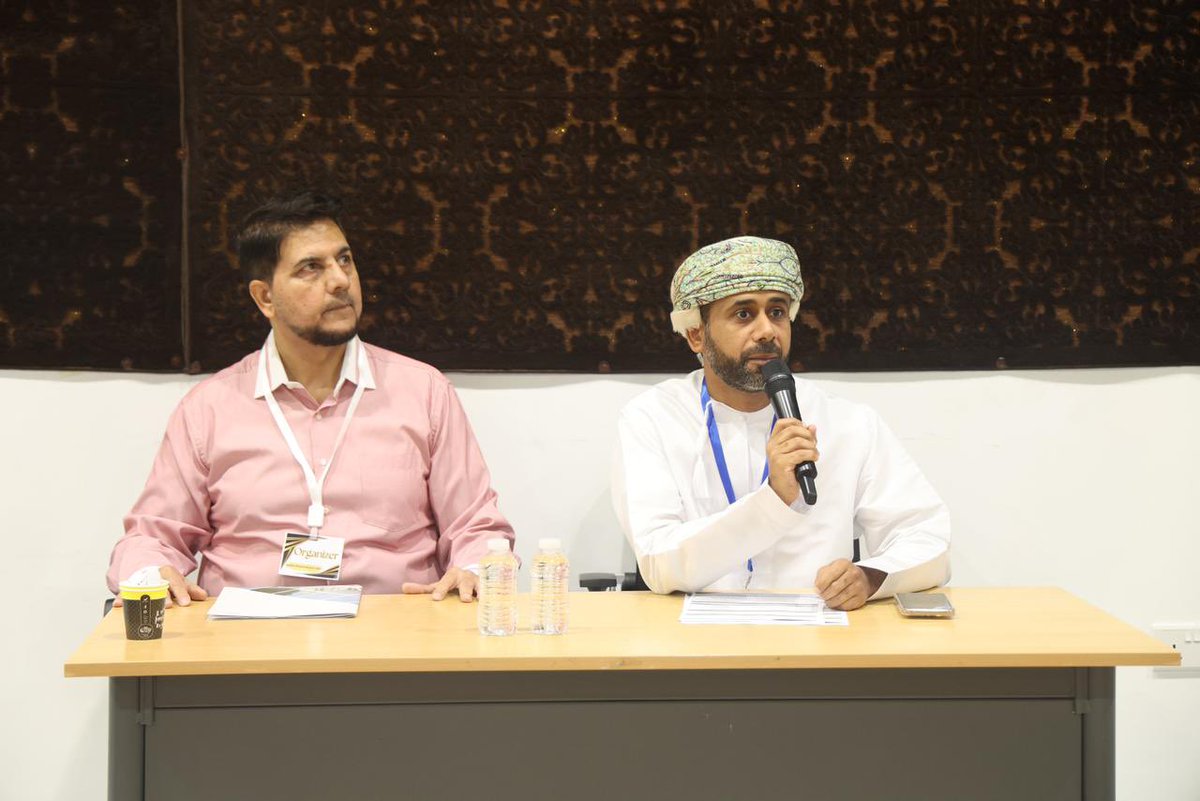 madenavoice's tweet photo. برعاية الدكتور حسن البلوشي المدير العام، نظم مجمع صحم الصحي ومستشفى صحم ندوة علمية بعنوان “أساسيات رعاية الأطفال”، بمشاركة نخبة من الكوادر الطبية والمتخصصين بصحة الطفل وذلك بقاعة المحاضرات بالجامعة الوطنية للعلوم والتكنولوجيا كلية الطب والعلوم الصحية فرع صحار .

وتأتي هذه الندوة في إطار الجهود المستمرة للارتقاء بمستوى الخدمات الصحية المقدمة للأطفال، ومواكبة أحدث التطورات العلمية والطبية في مجال طب الأطفال، انطلاقًا من أهمية صحة الطفل باعتبارها حجر الأساس لبناء مجتمع قوي ومزدهر.

وهدفت الندوة إلى تعزيز تبادل الخبرات بين المشاركين، ومناقشة أبرز التحديات التي تواجه القطاع الصحي في مجال رعاية الأطفال، إضافة إلى استعراض أحدث الدراسات والممارسات الطبية المبنية على الأدلة العلمية.

كما ركزت محاور الندوة على تحسين الاكتشاف المبكر للأمراض الشائعة لدى الأطفال وطرق إدارتها بفعالية، إلى جانب تحديث معارف المشاركين بأحدث أساليب الرعاية الصحية، وتعزيز مهارات التعامل مع حالات الطوارئ لدى حديثي الولادة والأطفال، بما يسهم في رفع مستوى الوعي وتحسين جودة الرعاية الصحية المقدمة

#شاهد_الصور
#صوت_صحم_للإعلام
https://t.co/LXUpFIIKIs