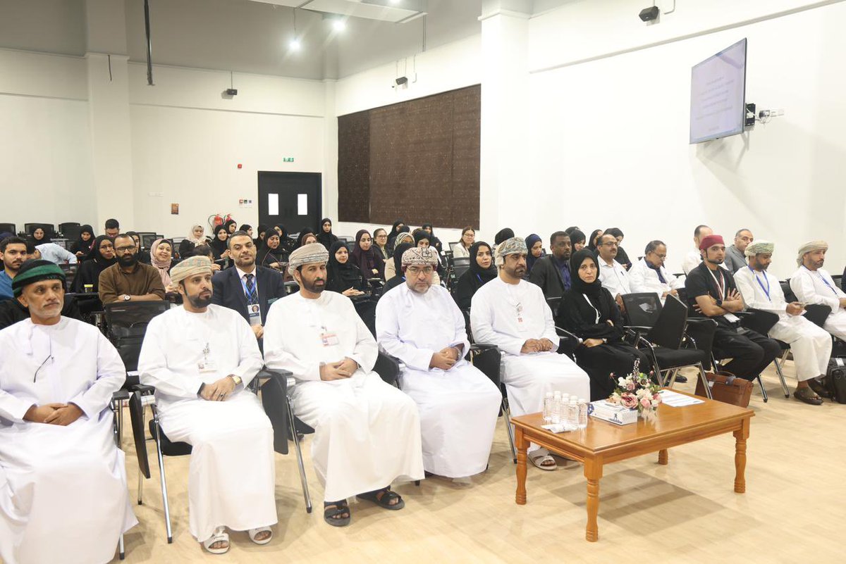 madenavoice's tweet photo. برعاية الدكتور حسن البلوشي المدير العام، نظم مجمع صحم الصحي ومستشفى صحم ندوة علمية بعنوان “أساسيات رعاية الأطفال”، بمشاركة نخبة من الكوادر الطبية والمتخصصين بصحة الطفل وذلك بقاعة المحاضرات بالجامعة الوطنية للعلوم والتكنولوجيا كلية الطب والعلوم الصحية فرع صحار .

وتأتي هذه الندوة في إطار الجهود المستمرة للارتقاء بمستوى الخدمات الصحية المقدمة للأطفال، ومواكبة أحدث التطورات العلمية والطبية في مجال طب الأطفال، انطلاقًا من أهمية صحة الطفل باعتبارها حجر الأساس لبناء مجتمع قوي ومزدهر.

وهدفت الندوة إلى تعزيز تبادل الخبرات بين المشاركين، ومناقشة أبرز التحديات التي تواجه القطاع الصحي في مجال رعاية الأطفال، إضافة إلى استعراض أحدث الدراسات والممارسات الطبية المبنية على الأدلة العلمية.

كما ركزت محاور الندوة على تحسين الاكتشاف المبكر للأمراض الشائعة لدى الأطفال وطرق إدارتها بفعالية، إلى جانب تحديث معارف المشاركين بأحدث أساليب الرعاية الصحية، وتعزيز مهارات التعامل مع حالات الطوارئ لدى حديثي الولادة والأطفال، بما يسهم في رفع مستوى الوعي وتحسين جودة الرعاية الصحية المقدمة

#شاهد_الصور
#صوت_صحم_للإعلام
https://t.co/LXUpFIIKIs