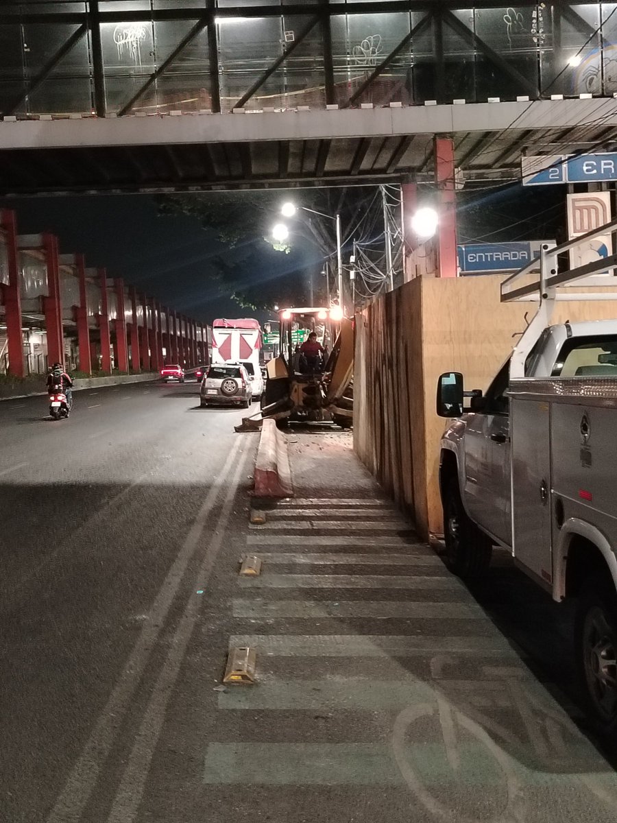OnTimeCorpo's tweet photo. Negligencia de @GobCDMX al trabajar sus obras apresuradas para el mundial sin señalización correspondiente de protección civil. La pregunta es ahora por dónde camino a medio Tlalpan ? Todo esto en @BJAlcaldia https://t.co/Xs8qtuJKGi