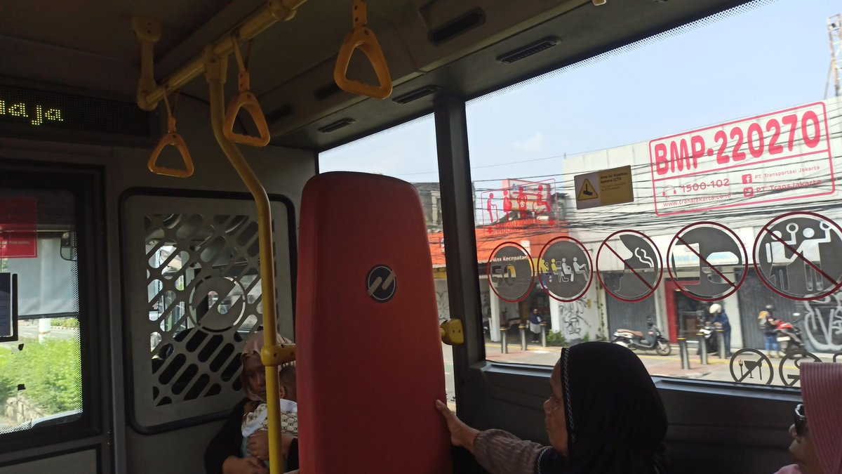 ChimpEarth's tweet photo. @PT_Transjakarta Siang. AC busway no 7 ini tidak berfungsi. Bantu segera perbaiki ya. Makasih https://t.co/SUjCecGM39