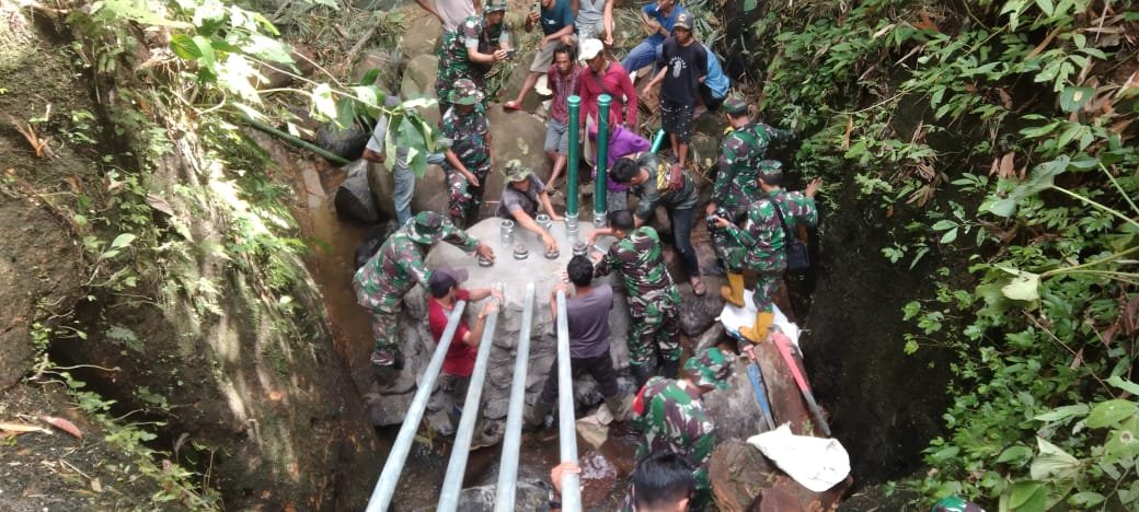 FickySendy's tweet photo. Di kawasan konflik, TNI jadi pemersatu. Di wilayah bencana, TNI jadi penyelamat. Di daerah tertinggal, TNI jadi pengembang.   
Sigap Membantu Kita https://t.co/9Qm6sT6Esi