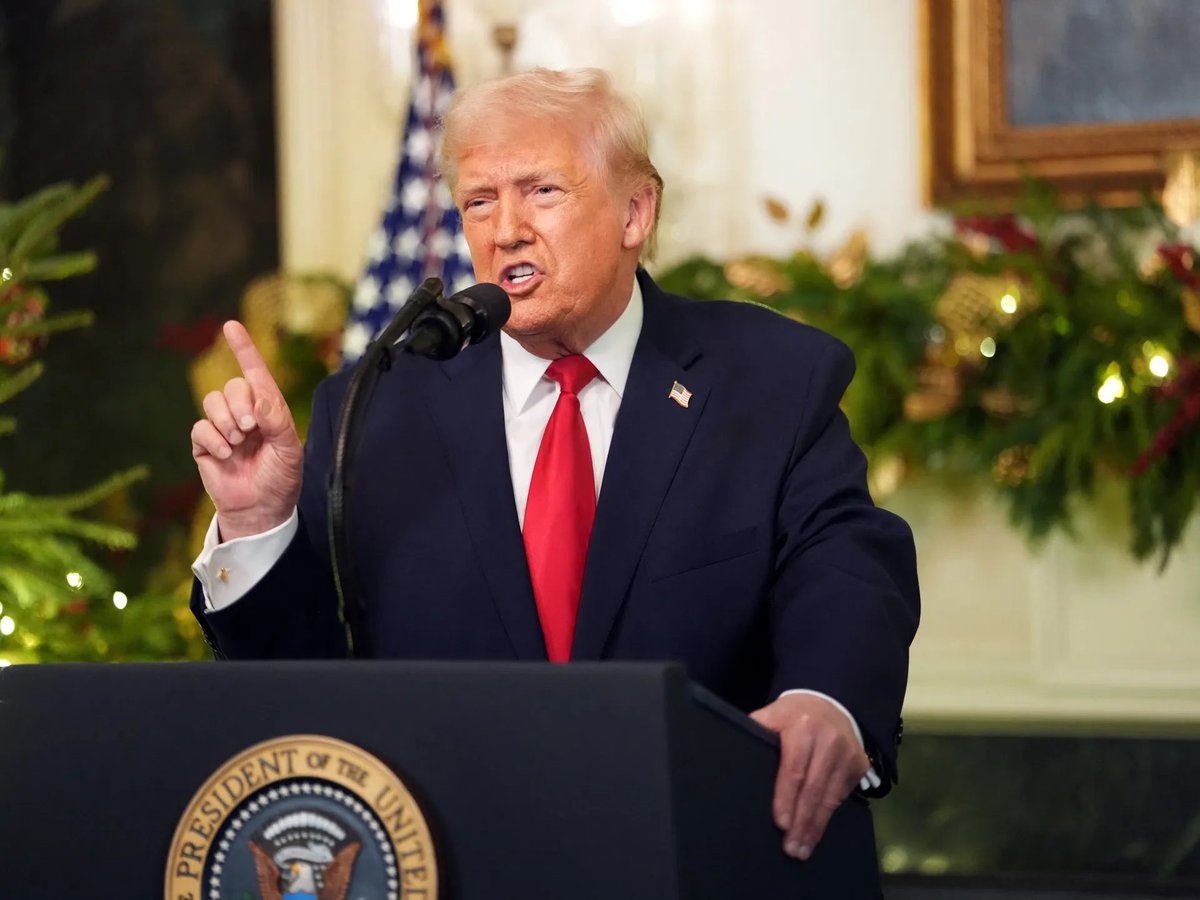 CryptoAici's tweet photo. 🚨 BREAKING: Trump anunță încă 2–3 săptămâni de război și amenință Iranul cu lovituri majore

Donald Trump a prezentat direcția conflictului în discursul către națiune, confirmând atât continuarea războiului, cât și posibile escaladări.

Punctele cheie:

• războiul va dura încă 2–3 săptămâni
• SUA va lovi centralele energetice ale Iranului dacă nu se ajunge la un acord
• obiectivele strategice sunt „aproape finalizate”
• „vom aduce Iranul înapoi în epoca de piatră”
• SUA nu va mai importa petrol prin Strâmtoarea Hormuz
• „marina Iranului este distrusă, iar forțele aeriene sunt în ruină”

Reacția pieței:

• petrolul din SUA a urcat peste $103/baril
• crește din nou risk premium-ul geopolitic

Ce înseamnă:

• de-escaladarea devine mai puțin probabilă pe termen scurt
• infrastructura energetică este țintă directă
• piețele revin în modul risk-off pe energie

Pe scurt, discursul confirmă că finalul conflictului este aproape, dar drumul până acolo poate fi unul mult mai dur.

Urmărește @cryptoaici pentru cele mai rapide știri din geopolitică, energie și piețe.