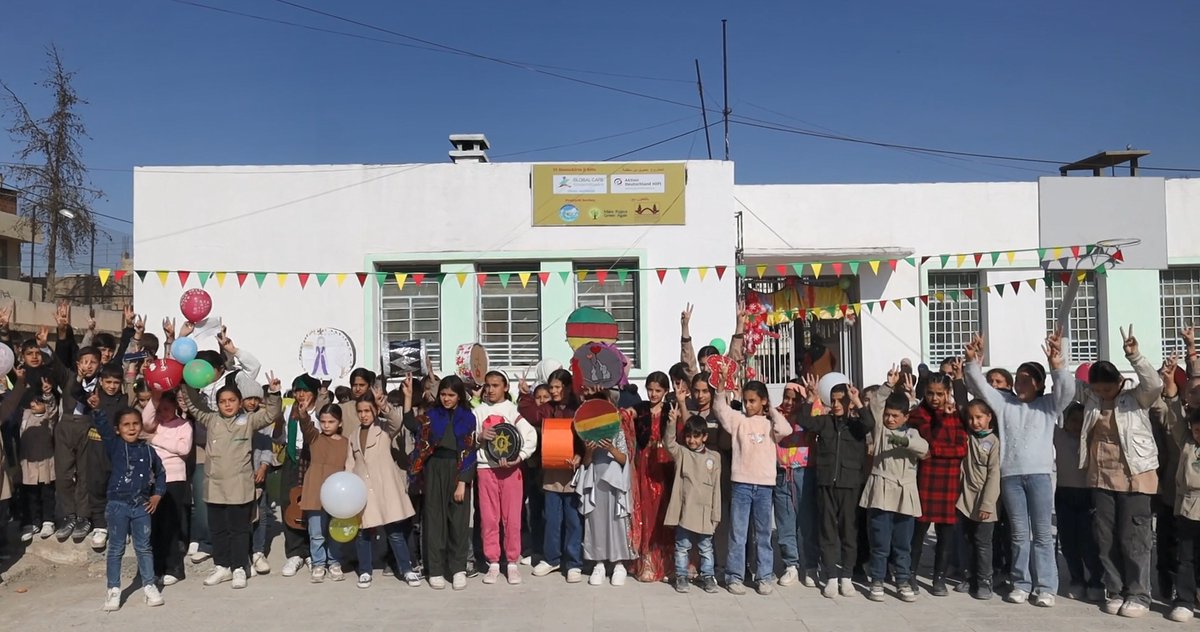 janoschtr's tweet photo. In #Syrien leben Zehntausende Vertriebene weiterhin in öffentlichen Gebäuden, wie der Khader-Daoud-Schule in Dêrik. Die Schule wurde erst letztes Jahr von uns renoviert. Nun können die 216 Kinder aufgrund der humanitären Notlage nicht zur Schule gehen. https://t.co/NzJLxifo6J