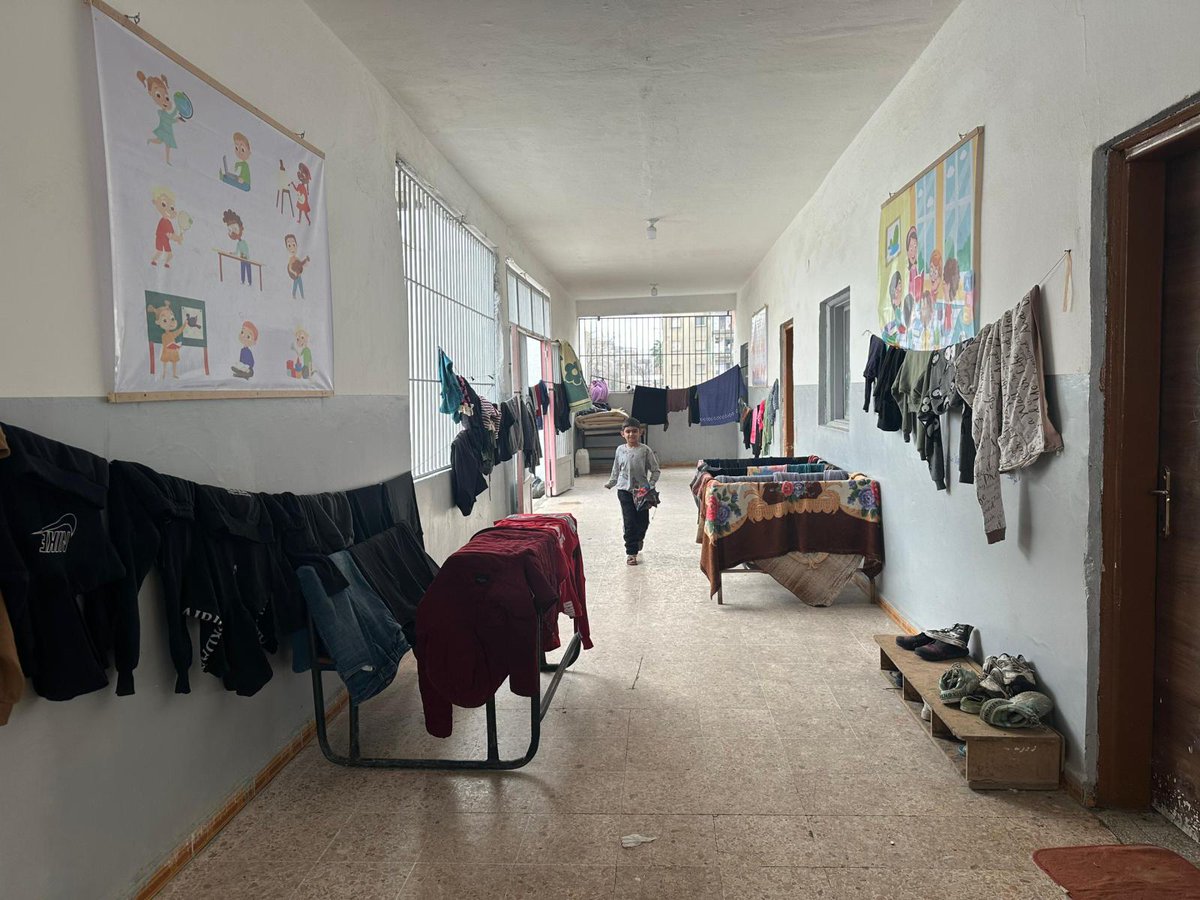 janoschtr's tweet photo. In #Syrien leben Zehntausende Vertriebene weiterhin in öffentlichen Gebäuden, wie der Khader-Daoud-Schule in Dêrik. Die Schule wurde erst letztes Jahr von uns renoviert. Nun können die 216 Kinder aufgrund der humanitären Notlage nicht zur Schule gehen. https://t.co/NzJLxifo6J