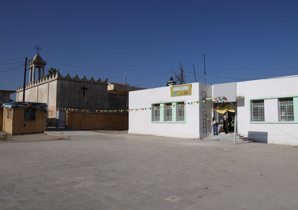 janoschtr's tweet photo. In #Syrien leben Zehntausende Vertriebene weiterhin in öffentlichen Gebäuden, wie der Khader-Daoud-Schule in Dêrik. Die Schule wurde erst letztes Jahr von uns renoviert. Nun können die 216 Kinder aufgrund der humanitären Notlage nicht zur Schule gehen. https://t.co/NzJLxifo6J
