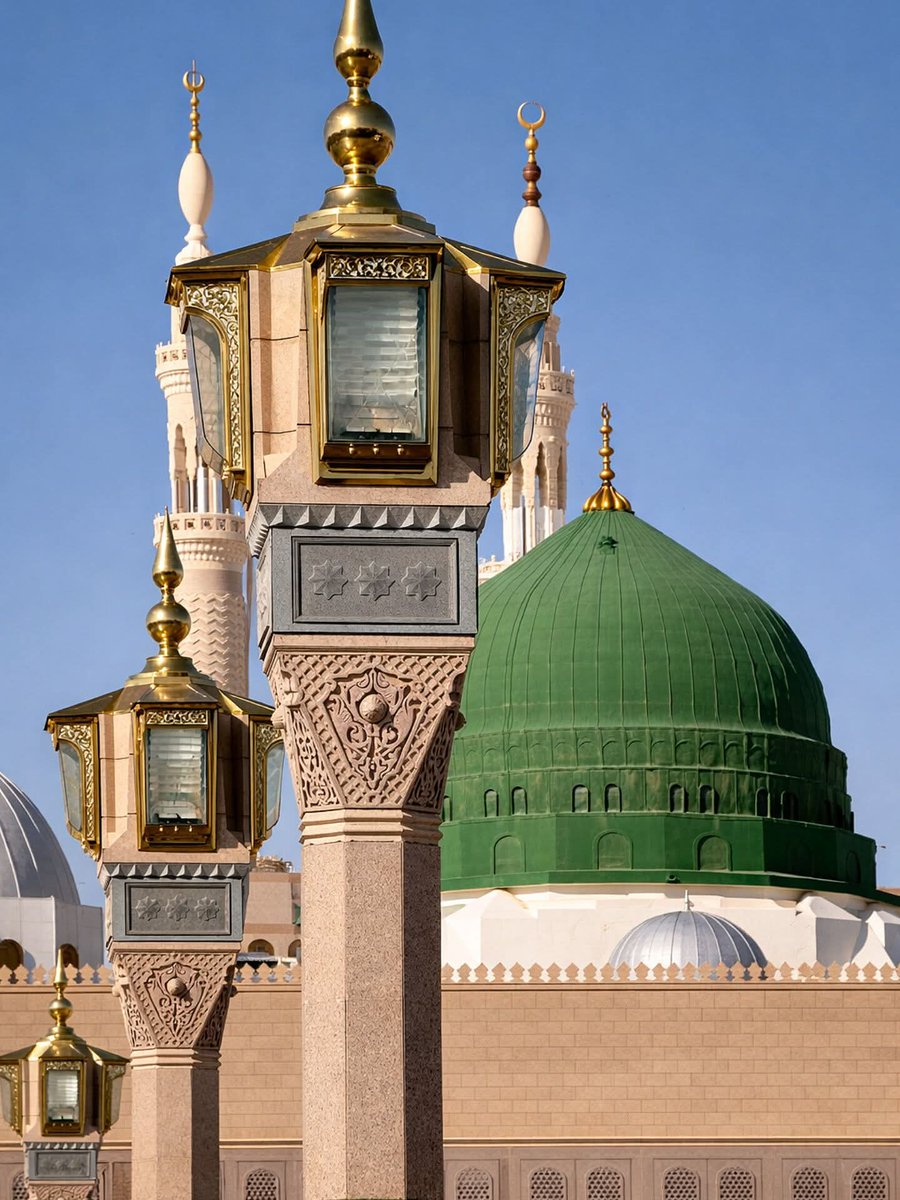 HS0fficial's tweet photo. ایک مرتبہ رسول ﷲ صلی ﷲ علیہ وسلم نمازِ عید کی ادائیگی کے لیے تشریف لے جا رہے تھے، صحابہ کرام رضوان ﷲ علہیم اجمعین کے علاوہ آپ کے دونوں نواسے سیدنا امام حسن مجتبیٰ اور سیدنا امام حسین رضی اللہ عنہم بھی ہمراہ تھے۔ دفعتاً نظرِ رحمت ایک ایسے بچے پر پڑی جو والدین کے سایۂ شفقت سے محروم تھا اور بوسیدہ لباس پہنے ہوئے تھا اور آنکھوں میں آنسو لیے حسرت و یاس کی تصویر  بنا بیٹھا تھا۔ رحمتِ عالم صلی اللہ علیہ وسلم کی نگاہِ رحمت جب اس بچے پر پڑی تو بچے کی آنکھوں سے آنسو موتیوں کی لڑی کی مانند گرنے لگے۔ آپ نے اپنی بابرکت چادرِ مبارک سے اس بچے کے آنسو پونچھے اور اس کو اپنے سایۂ عاطفت میں لے کر کاشانۂ نبوت پر تشریف لائے اور اس بچے کو ام المومنین سیدہ عائشہ صدیقہ رضی اللہ عنہا کے سپرد کیا اور فرمایا کہ اس کو نہلاکر اچھے اور نئے کپڑے پہنائے جائیں۔ پھر جب تک وہ بچہ تیار ہوتا رہا آپﷺ محوِ انتظار رہے اور پھر اس بچے کی اُنگلی پکڑ کر اسے اپنے ساتھ عید گاہ لے کر گئے۔ (سیرتِ رسول اعظمﷺ)