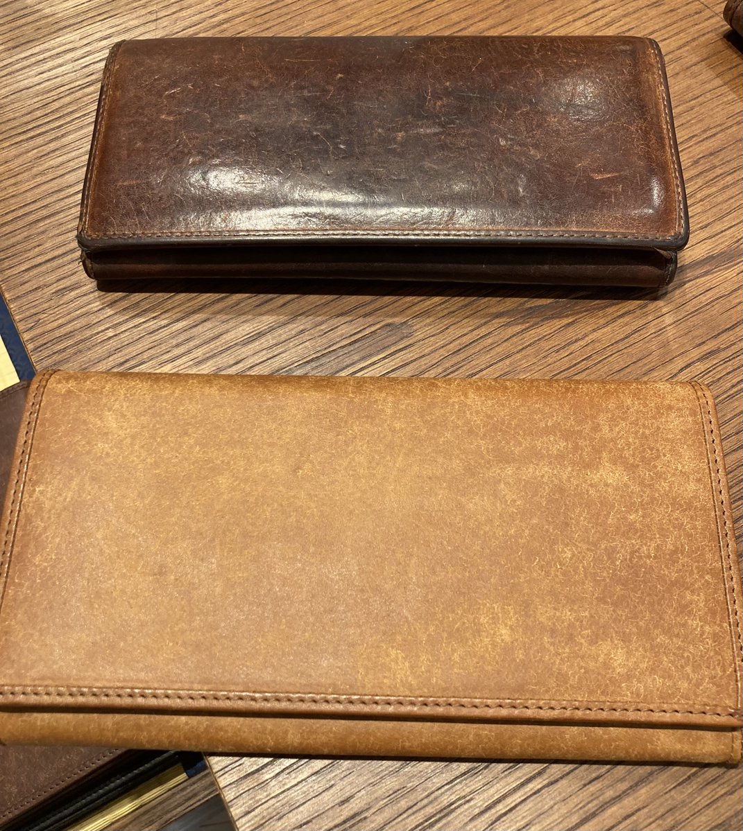sot_store's tweet image. ／
📢東京新丸ビル店
＼

お客様ご使用の、プエブロレザー ロングウォレットを拝見させていただきました！
ツヤと色の深みが美しい、見事な経年変化ですね…！！
ご愛用ありがとうございます！！

#sot #wallet #aging