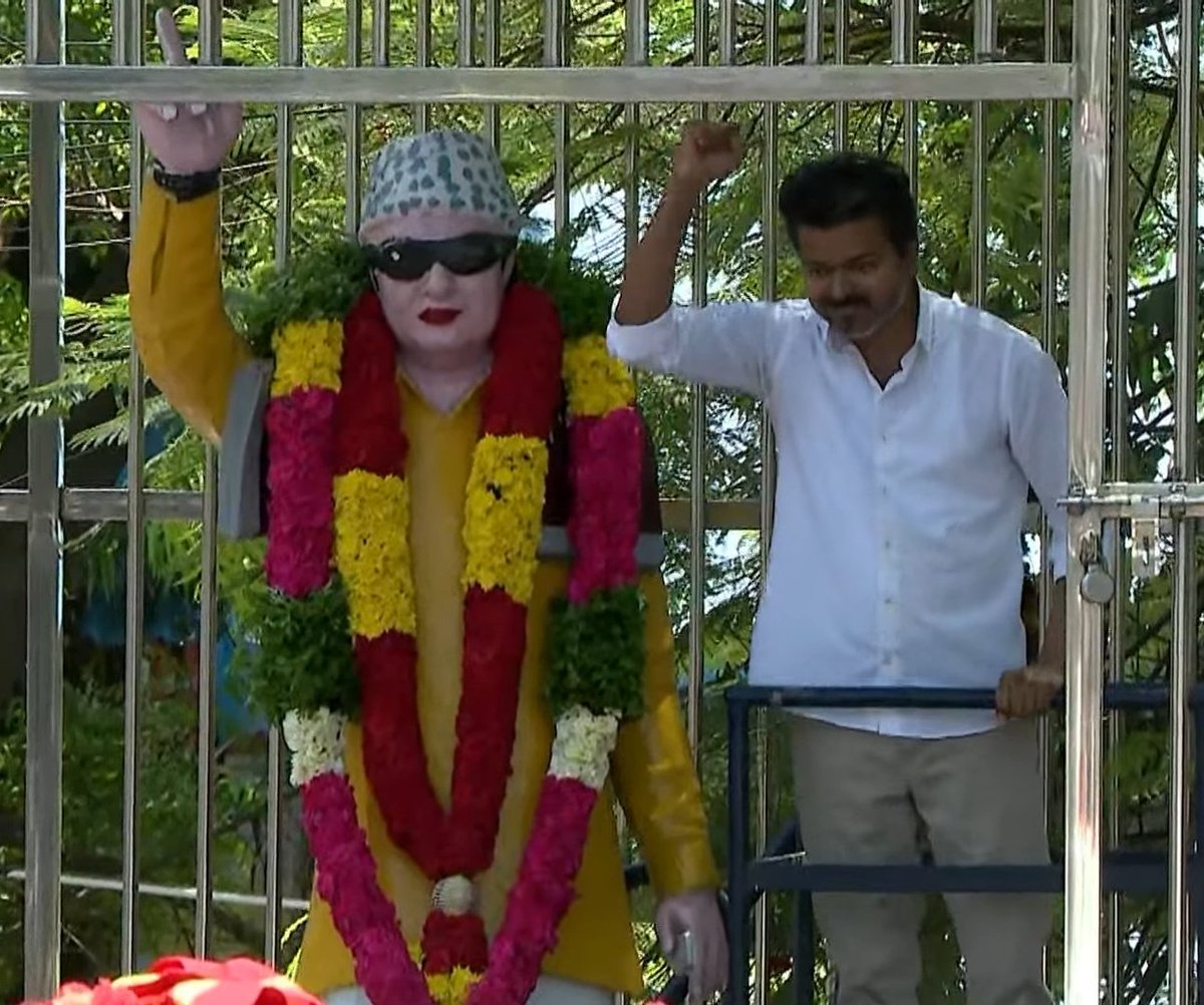 pughazh58's tweet photo. MGR × TVKVijay 🔥🔥🔥🔥🔥🔥🔥 https://t.co/QaaCHbjKBR