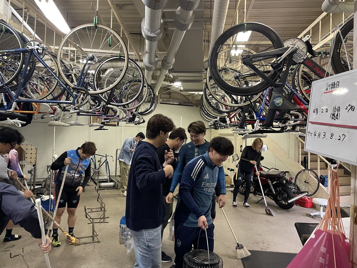 YKeirin's tweet photo. 4月2日訓練日
本日は雨だったので室内練習して、バンクが乾いてから外で練習しました！

#競輪　#防府競輪　#防府　#訓練 https://t.co/HdELbpjl7T