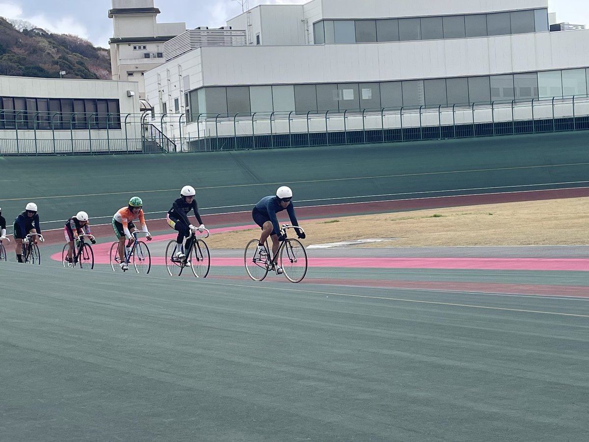 YKeirin's tweet photo. 4月2日訓練日
本日は雨だったので室内練習して、バンクが乾いてから外で練習しました！

#競輪　#防府競輪　#防府　#訓練 https://t.co/HdELbpjl7T