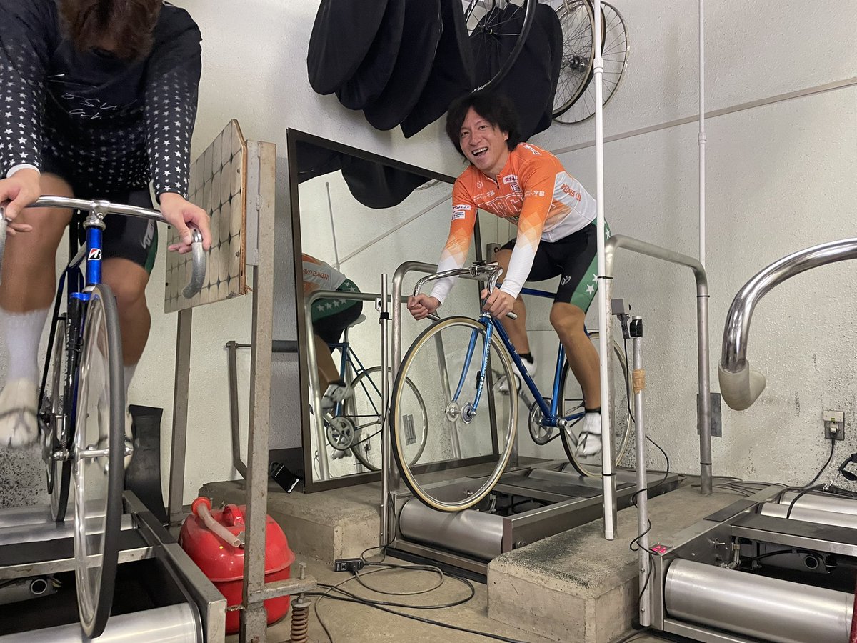 YKeirin's tweet photo. 4月2日訓練日
本日は雨だったので室内練習して、バンクが乾いてから外で練習しました！

#競輪　#防府競輪　#防府　#訓練 https://t.co/HdELbpjl7T