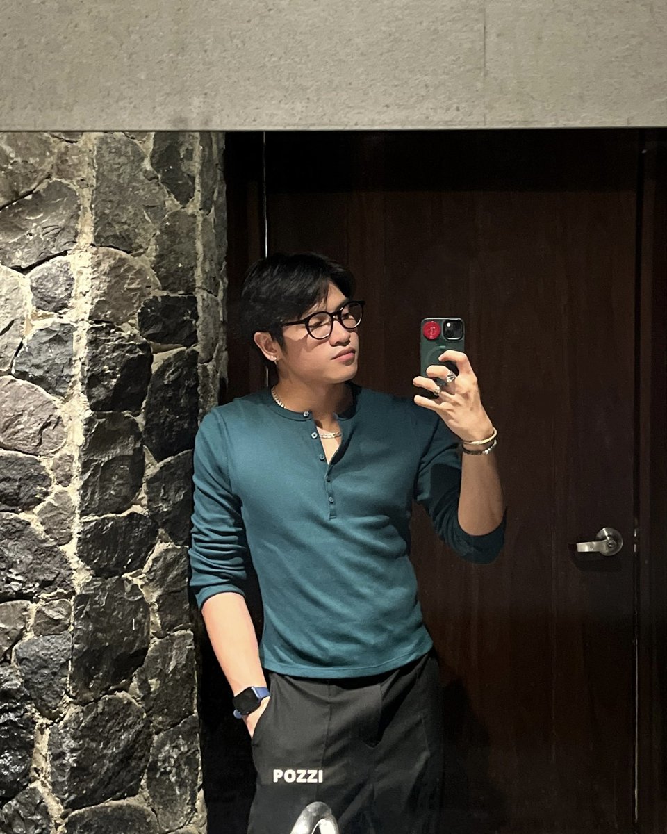pxxlooo's tweet photo. selfies from march (fave emote: 👍🏼) https://t.co/d3Yu6DpTC0