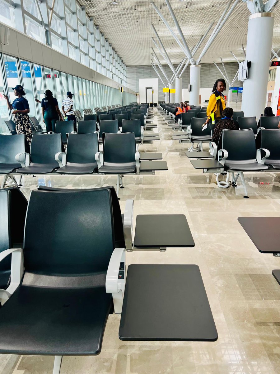 hafithkazibwe's tweet image. Entebbe Airport just got a major upgrade! 🚀 New 20,000 sqm terminal boosts capacity to 3.5M passengers, features 3 new aerobridges, 24 check-in counters &amp;amp; more. Part of $325M expansion to make Entebbe a regional aviation hub #EntebbeAirport #GoldenPosts
@UG_Airlines 
@GCICUganda