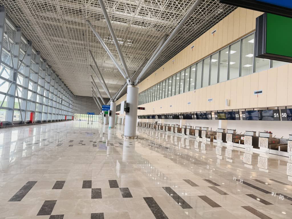 hafithkazibwe's tweet image. Entebbe Airport just got a major upgrade! 🚀 New 20,000 sqm terminal boosts capacity to 3.5M passengers, features 3 new aerobridges, 24 check-in counters &amp;amp; more. Part of $325M expansion to make Entebbe a regional aviation hub #EntebbeAirport #GoldenPosts
@UG_Airlines 
@GCICUganda