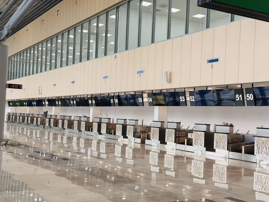 hafithkazibwe's tweet image. Entebbe Airport just got a major upgrade! 🚀 New 20,000 sqm terminal boosts capacity to 3.5M passengers, features 3 new aerobridges, 24 check-in counters &amp;amp; more. Part of $325M expansion to make Entebbe a regional aviation hub #EntebbeAirport #GoldenPosts
@UG_Airlines 
@GCICUganda