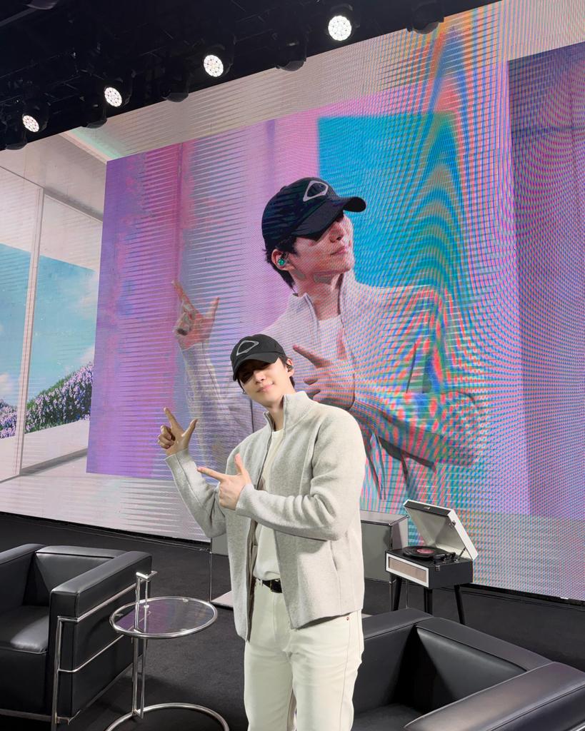 ilovedlwnsghek's tweet photo. Lee Junho in this outfit 🫠🫠🫠
#JUNHO #준호 #LEEJUNHO #이준호 #ジュノ https://t.co/tqBF52aYjc