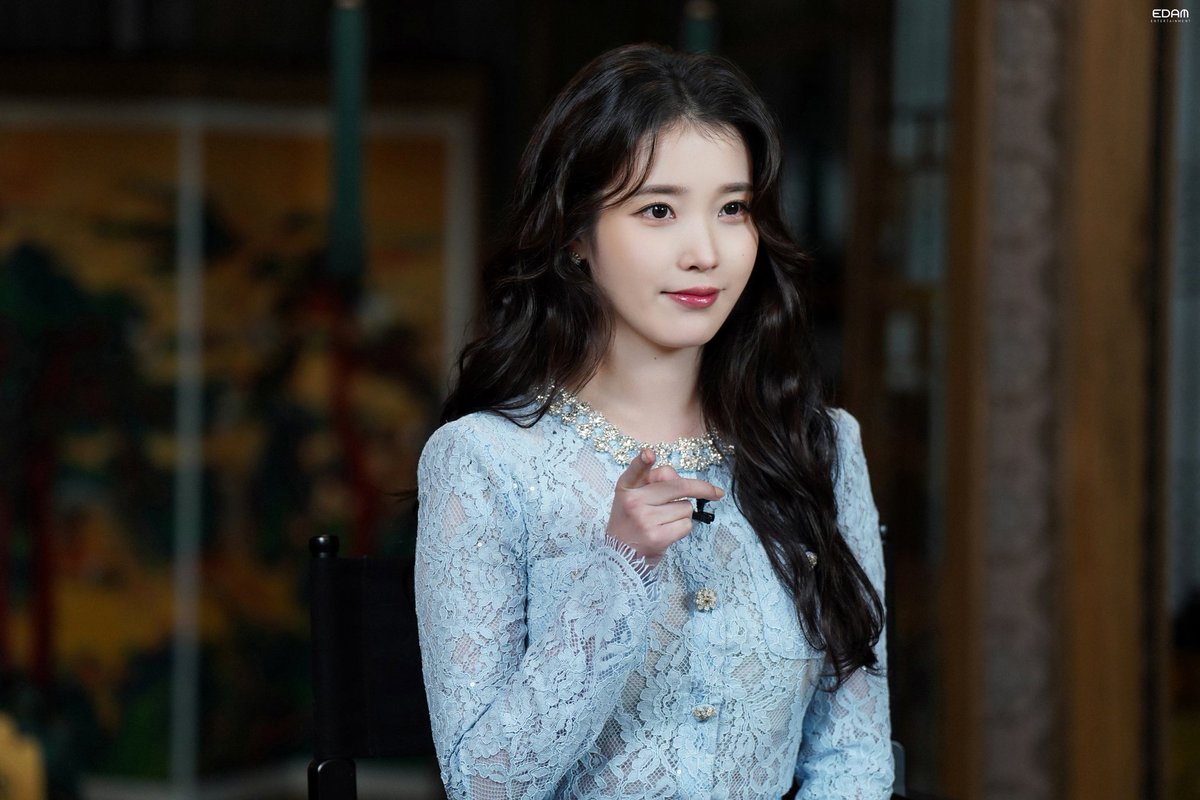 wlrmaeun's tweet photo. [딱 ‘21세기 대군부인’ 같은 드라마]🖤
화보 촬영 현장 고화질 사진 모음 (+ 타래로)

#아이유 #IU #21세기대군부인 #PerfectCrown https://t.co/pi4ih8I2K0