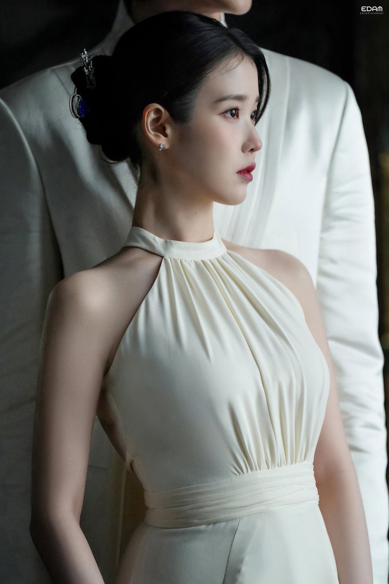 wlrmaeun's tweet photo. [딱 ‘21세기 대군부인’ 같은 드라마]🖤
화보 촬영 현장 고화질 사진 모음 (+ 타래로)

#아이유 #IU #21세기대군부인 #PerfectCrown https://t.co/pi4ih8I2K0