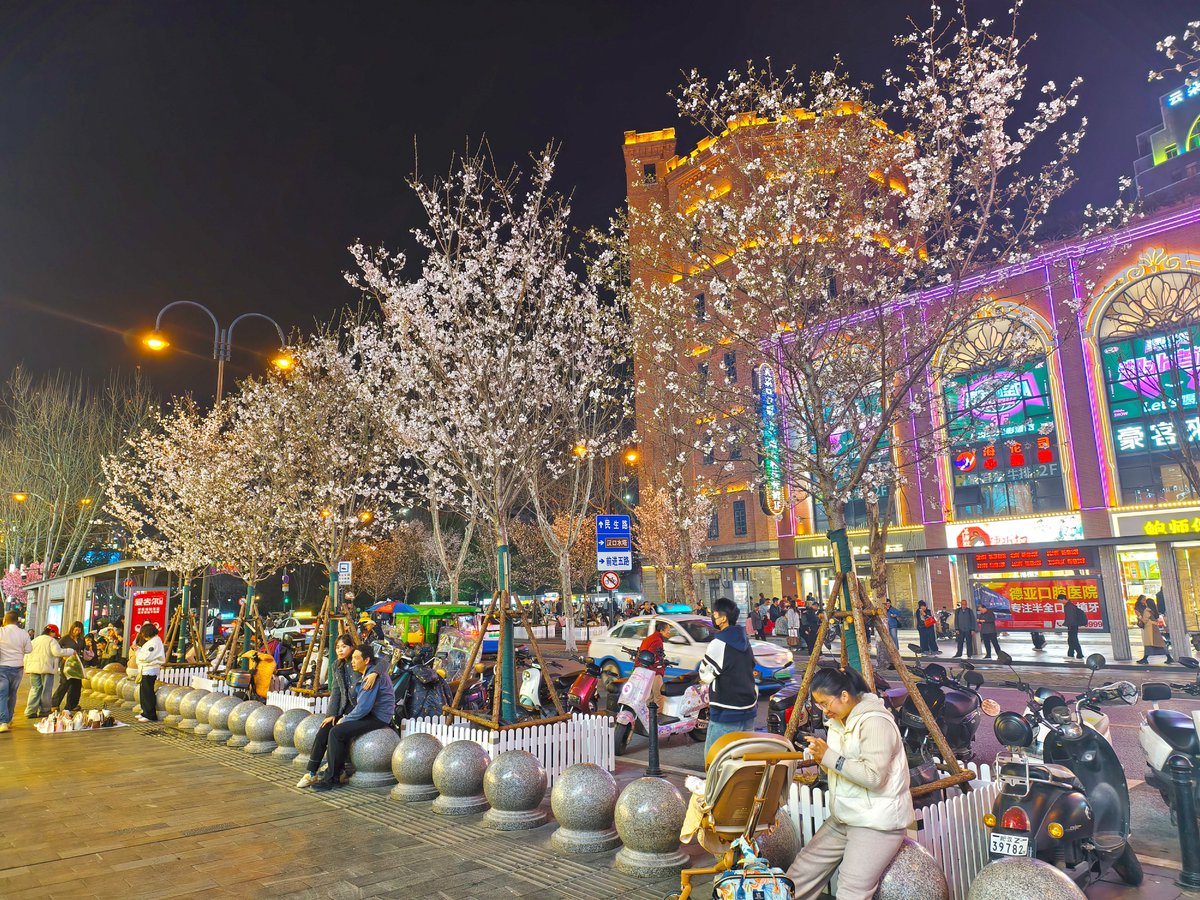 Shopping in China tweet media