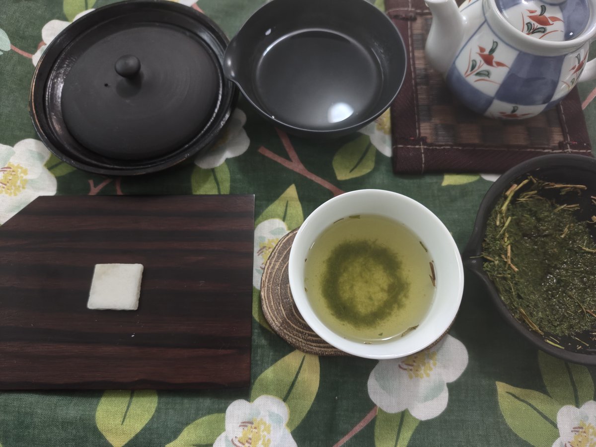 東京都大田区の田中園で購入したお茶です。
茶葉は見るからに大きい茎なども入っていて、細かいです。
焙煎香と強い甘味を感じます。
高い湯温で淹れ、味を引き出すとよいと思います。
5g/60ml/70℃/1min
#茶好連