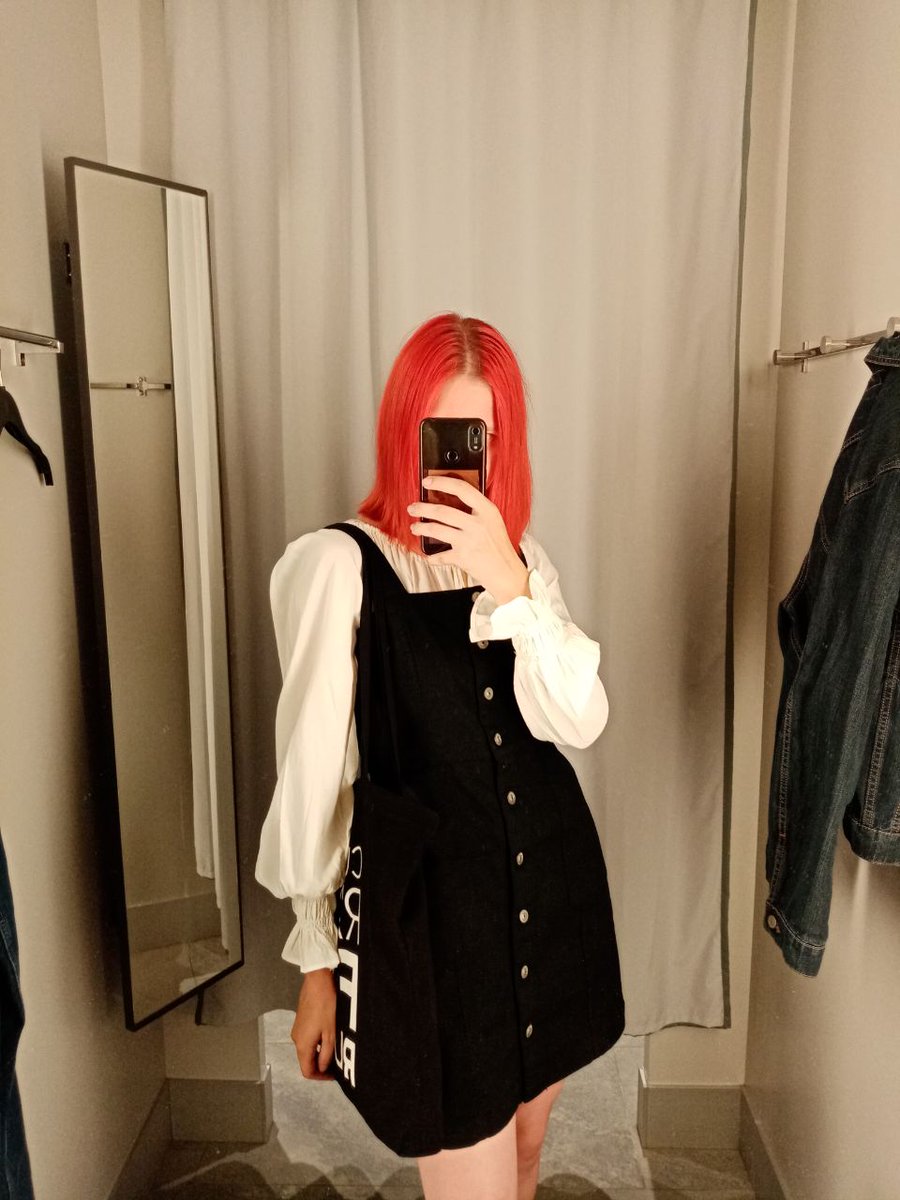 long_cold_coffe's tweet image. user long_cold_coffe in her #REDRED era 💋🌹