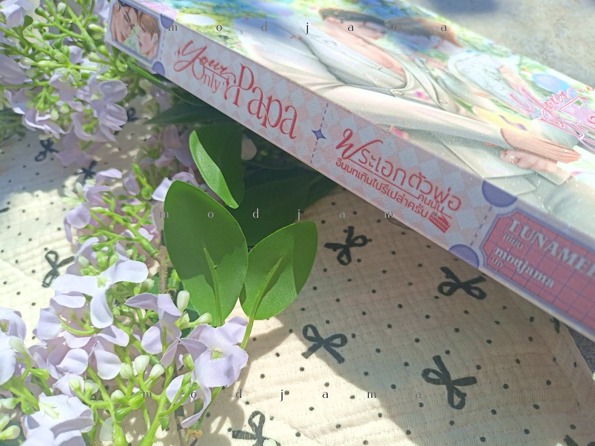 m_ari_san's tweet photo. งานวาดปกกับจัดอาร์ตปกให้คุณนักเขียน LUNAMEEOW คับ มีโอกาสได้จับเล่มจริงแล้วฟินมือมากเลย ปกกลิตเตอร์คือสู้แดดดีมาก ชอบบบ🥹🫶

เดี๋ยวมาแปะพิกัดซัพพอร์ตคุณนักเขียนให้ในเธรดนะคะะ❤️ https://t.co/27pK3LOQ0L