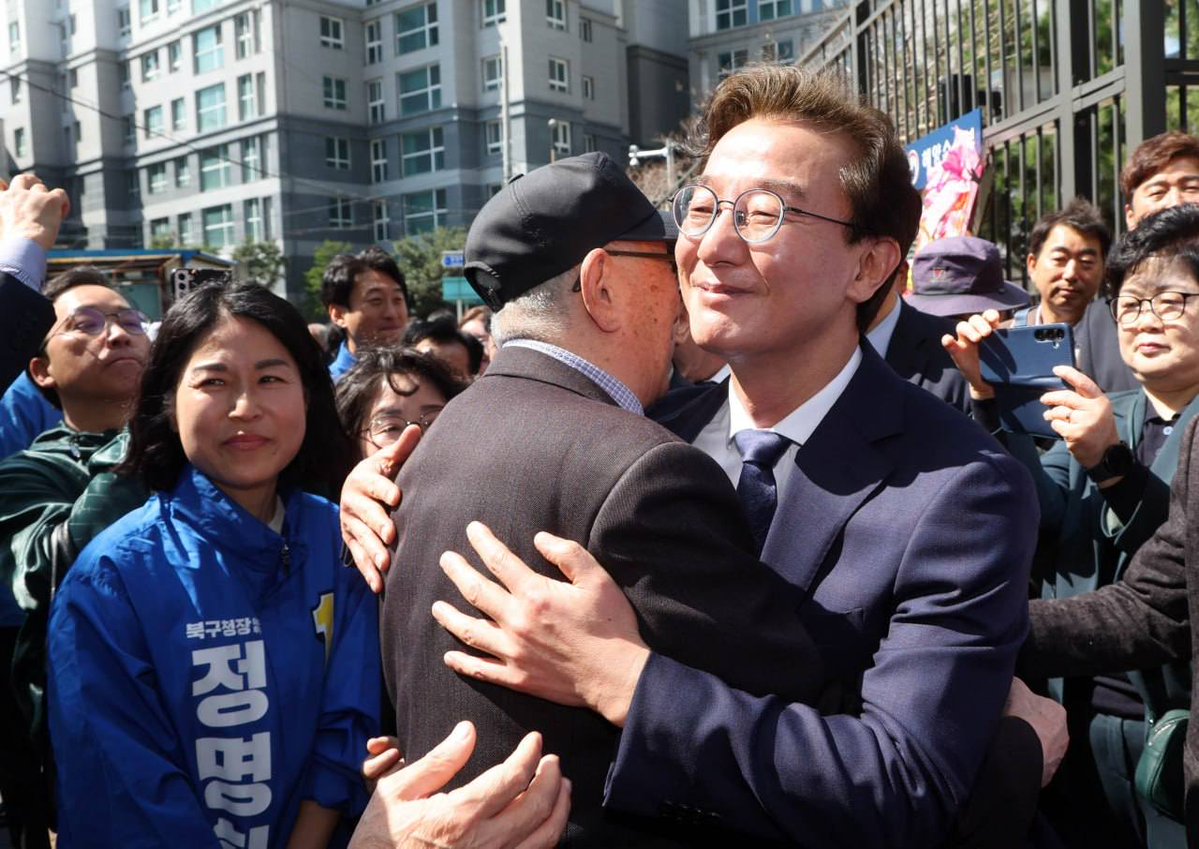 오늘 해양수산부 청사 앞에서 
부산시장 출마를 선언했습니다.

제가 해양수산부 장관이 되면서 5개월만에
해수부 부산 이전을 완결지은 바로 그 자리에서
다시 출발한 이유는 분명합니다.

말이 아니라 실행으로 증명해왔고,
앞으로도 그렇게 하겠다는 각오입니다.

지금 부산은 소멸의 위기 앞에 서