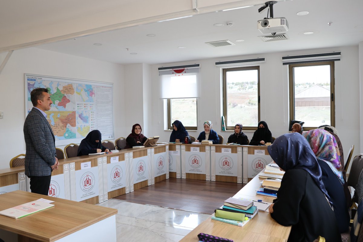 Yaklaşık sekiz hafta sürecek olan "Hüsn-i Tilâvet Kursu"  eğitimi başladı.Açılış programında Müdürümüz Dr. Yahya Karataş'ın eğitime dâir konuşması sonrasında kursiyerimizin seviye belirleme sınavı bir komisyon marifetiyle gerçekleştirildi.Hocalarımıza başarılar dileriz.