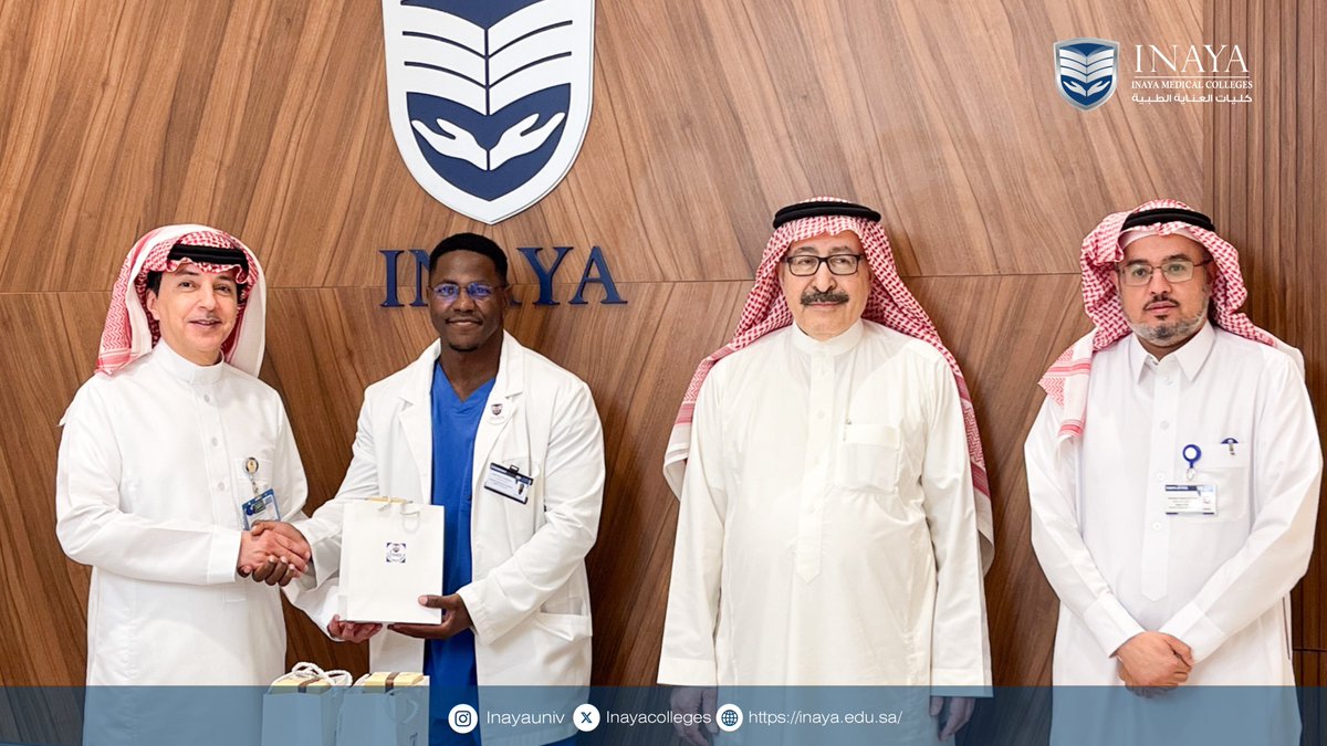 Inayacolleges's tweet photo. كرّمت #كليات_العناية_الطبية الطلبة الفائزين في مسابقة عدسة التأسيس، تقديرًا لإبداعاتهم التي جسّدت معاني الفخر والانتماء لتاريخ وطننا العريق 
مبارك لهم هذا التميّز، وبالتوفيق لمزيد من النجاحات والإنجازات. https://t.co/32TnrH7fSl