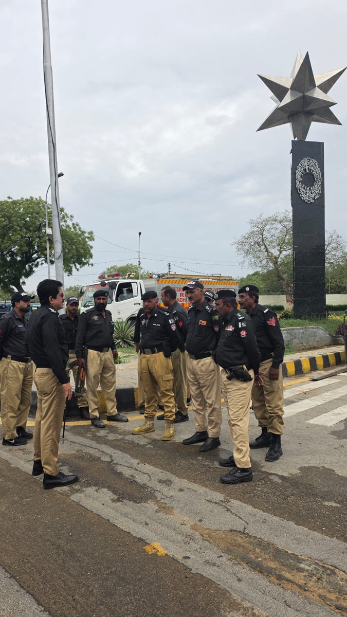 KarachiPolice_'s tweet image. ضلع ملیر پولیس ہائی الرٹ، بارش کے دوران فوری رسپانس، اضافی نفری اور گشت بڑھا دیا گیا۔ عوام سے اپیل ہے کہ احتیاط کریں۔ 
#KarachiRain #PoliceOnAlert #EmergencyResponse #SafetyFirst #KarachiNews