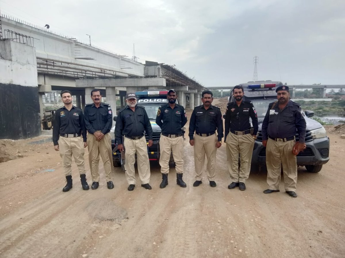 KarachiPolice_'s tweet image. ضلع ملیر پولیس ہائی الرٹ، بارش کے دوران فوری رسپانس، اضافی نفری اور گشت بڑھا دیا گیا۔ عوام سے اپیل ہے کہ احتیاط کریں۔ 
#KarachiRain #PoliceOnAlert #EmergencyResponse #SafetyFirst #KarachiNews