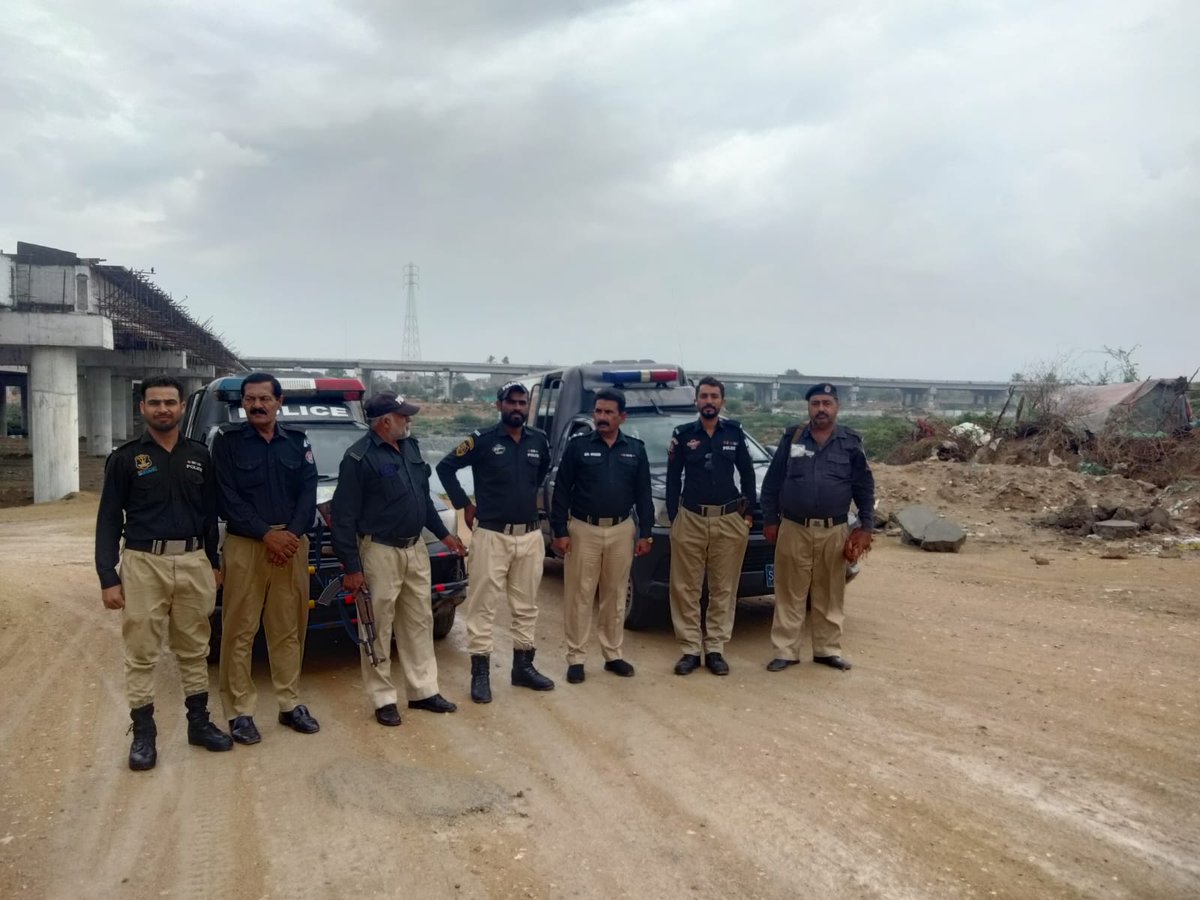 KarachiPolice_'s tweet image. ضلع ملیر پولیس ہائی الرٹ، بارش کے دوران فوری رسپانس، اضافی نفری اور گشت بڑھا دیا گیا۔ عوام سے اپیل ہے کہ احتیاط کریں۔ 
#KarachiRain #PoliceOnAlert #EmergencyResponse #SafetyFirst #KarachiNews