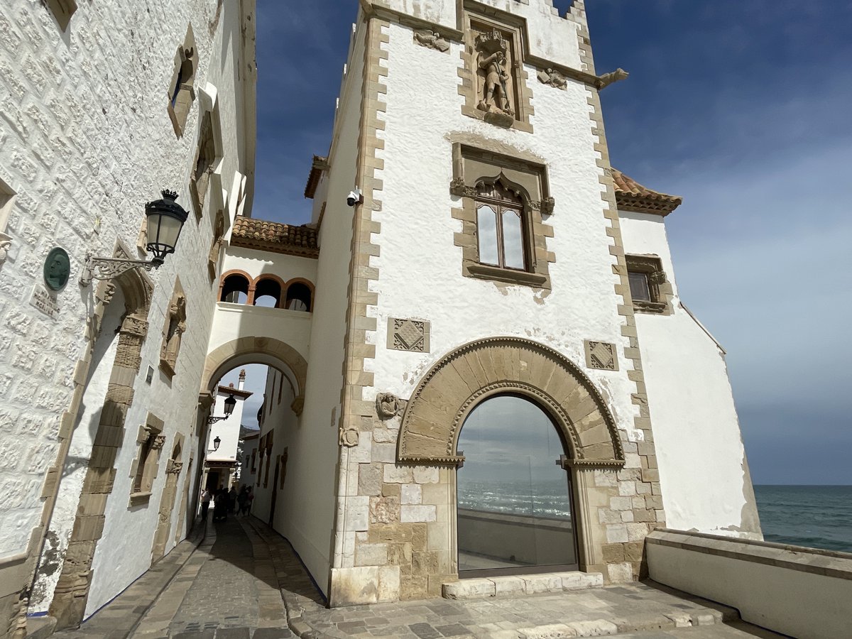 FSerra77's tweet photo. El #CauFerrat ( @museusdesitges #patrimonideSitges ), una autèntica meravella per entendre el #Modernisme català i els seus artistes. A través del taller de Santiago #Rusiñol, podem veure l'afany de col·leccionisme i el gust per les antiguitats dels artistes modernistes. https://t.co/xPSFO121uC