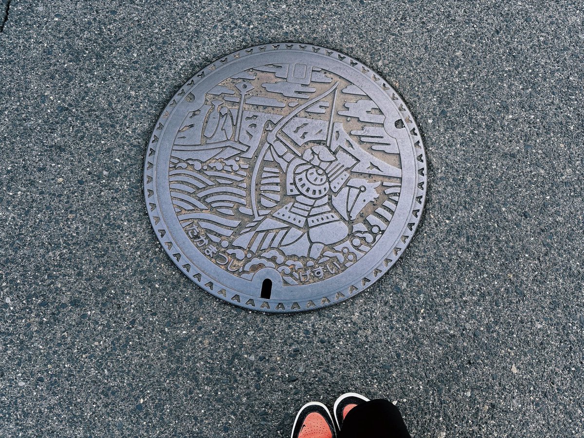 ofuji_mogmog's tweet photo. 3月⇨4,541歩で、ほんのほんの少しだけup
瀬戸内海の穏やかな多島美と、高松市マンホール(与一の弓)を添えまして
では報告待っております♩春がきもちいい〜 #とほ歩 #roams https://t.co/QS9Eg9UYTm
