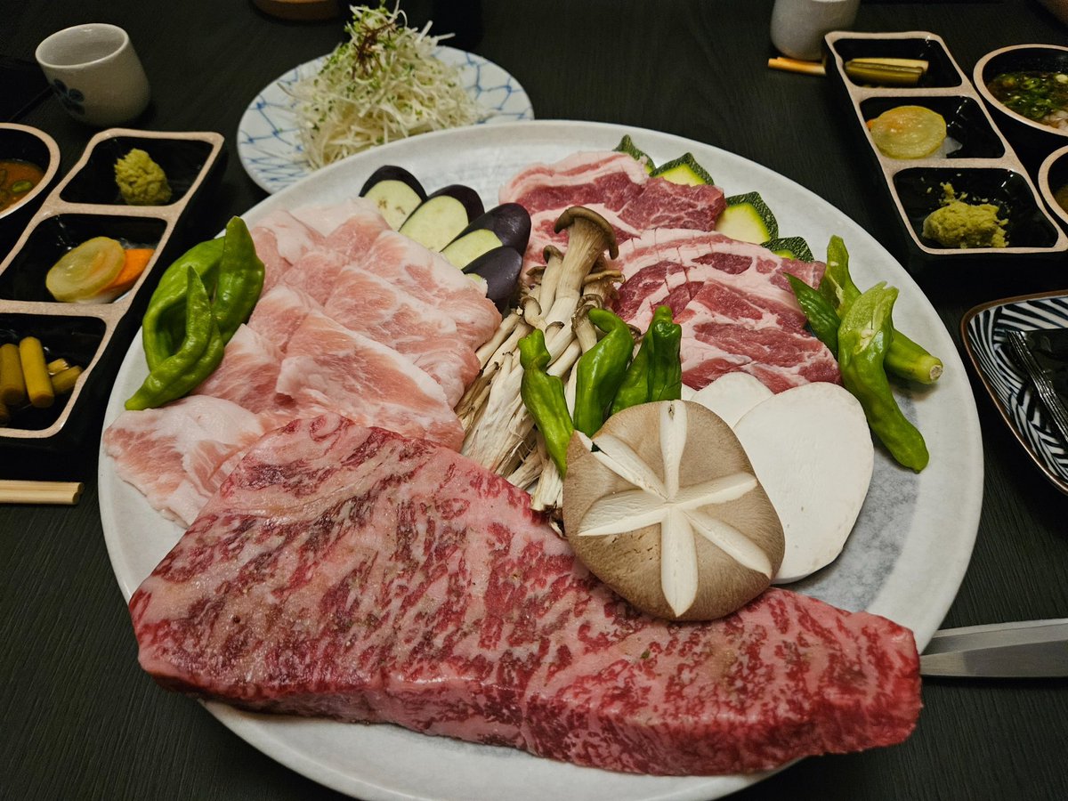 ppillow_jk's tweet photo. 高級韓牛を炭火で焼いて食べれるんだ！！雰囲気も落ち着いててめっちゃ良さそう！
韓国アイドルのNCTジョンウ、ジャニー、ドヨンも来たことあるらしいし、ソンスだから行きやすそう！！✨️🍖

📍호랑도 성수점  (ホランド 聖水店)
ソウル特別市 城東区 聖水二路 147 https://t.co/FNgFXdniCs