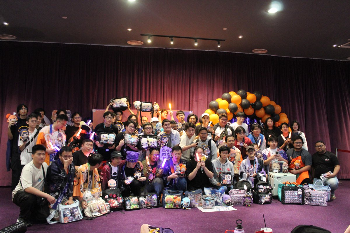 LiveViewingEnt's tweet photo. The cinemas came ALIVE last weekend 🧡💜 KFPs and Tentacult, you did not disappoint... the energy was unreal! This is what live viewing is all about: watching and feeling it together with your fan community. Stay tuned and see everyone at the next one 👀

#TakoTori1stConcert #小鳥遊キアラ #一伊那尓栖 #hololiveEN #LVE