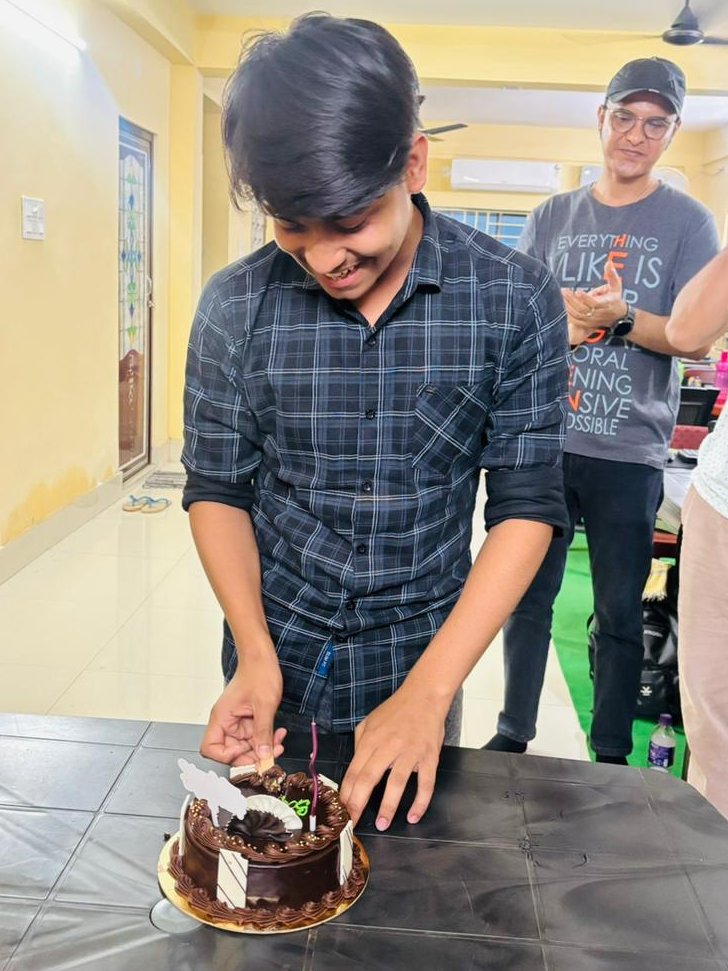 DigitalPRWorld's tweet photo. Celebration mode on.
Cake cutting, team photos, and lots of smiles as we celebrate Sayan Ranjit. Keep shining and growing!

#celebration #teamcelebration #officelife #workculture #teamwork #celebratemoments #memories #corporatelife #celebrationtime #happymoments #togetherness https://t.co/TXwcHL5GDG